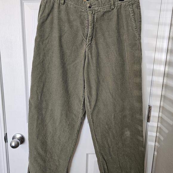 Izod Other - Izod Men's Corduroy Pants in Olive